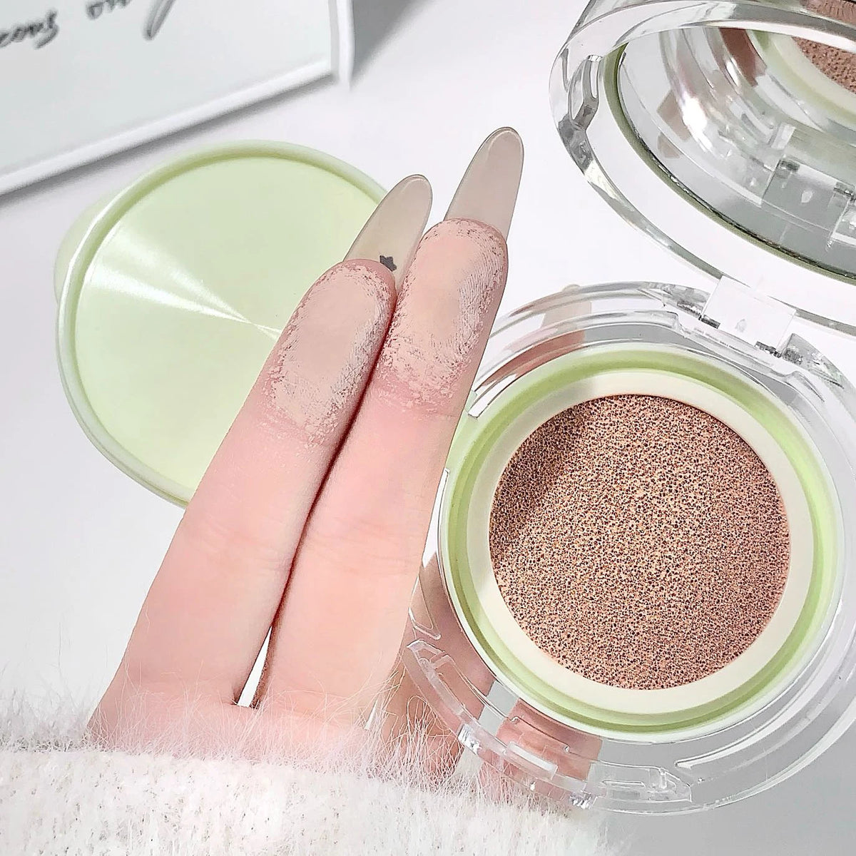 Air Cushion Base Makeup (Light Moisturizing Concealer, Whitening and Oil Controlling Female Base Makeup, and Durable Color Makeu
